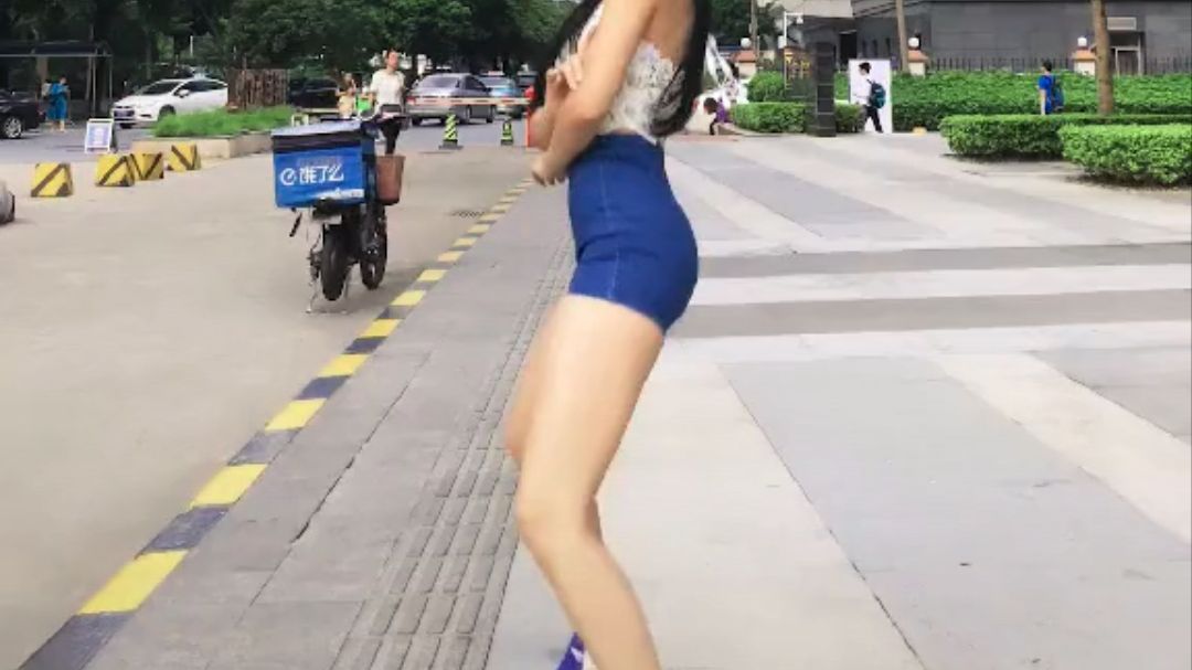 这美女跳的舞是真好看